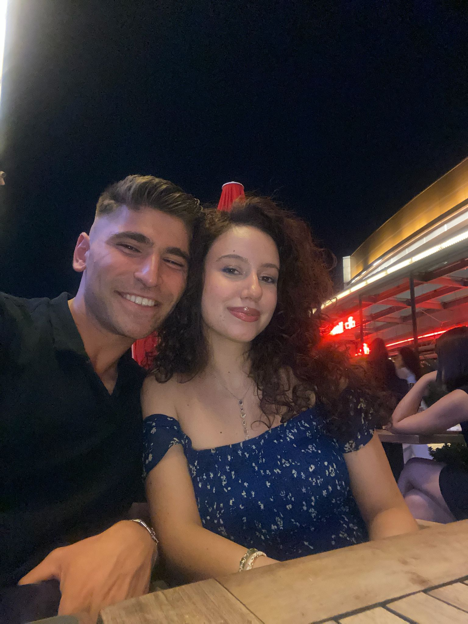 Yüzünün güzelliğine ölürüm senin hayatımın anlamı seni çok seviyorum 